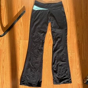 ALO Yoga size L black boot cut yoga pant leggings with blue band detail